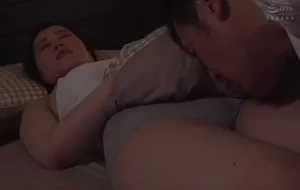 3 ngày anh xã đi bàn việc làm ăn, bà xã ở nhà nữa đêm bị bố ông chồng mò vào phòng