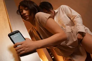 Người vợ đi họp lớp rồi xoạc với nyc mặc cho người chồng ở nhà chờ