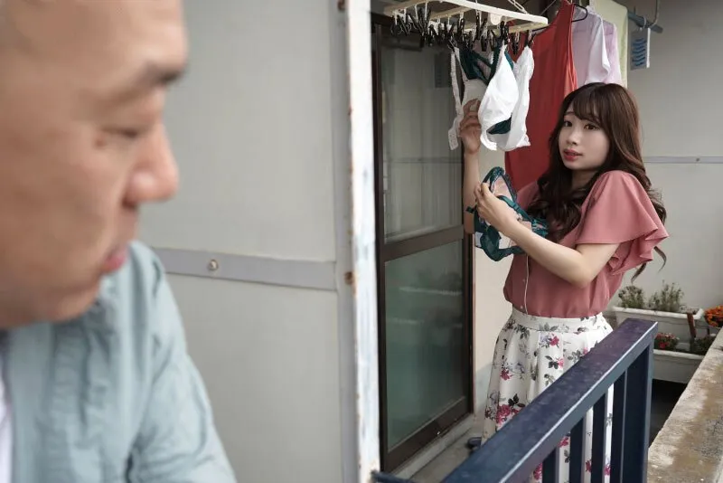 Gã nhà cạnh bên chuyên soi mói và cặp cô vợ ông chồng thường xuyên rên la quá to